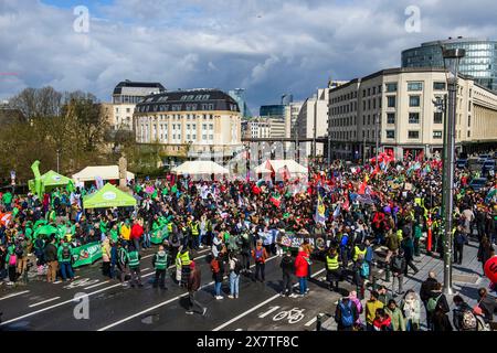 Dimostrazione contro il razzismo e la sciriminazione. ong, associazioni o sindacati cammineranno con | manifestation contre le racisme et la Discrimination. Foto Stock