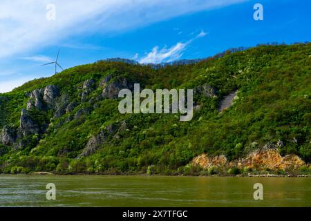 Maestose turbine eoliche che sfruttano l'energia rinnovabile sul Danubio a Djerdap Foto Stock