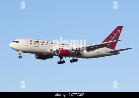 Omni Air International 767-200 operava un volo charter USAF nella RAF Lakenheath. Foto Stock