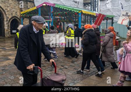 Le persone prendono parte alle proteste pro-Palestina del 16 dicembre 2023, Southampton, Regno Unito. Sullo sfondo, un gruppo di persone impegnati nella protesta pro-Palestina Foto Stock