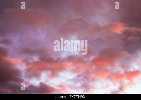 Bellissime nuvole a forma di cavolfiore nel cielo blu in una giornata di primavera assolata Foto Stock