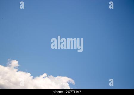 Bellissime nuvole a forma di cavolfiore nel cielo blu in una giornata di primavera assolata Foto Stock