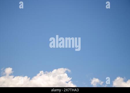 Bellissime nuvole a forma di cavolfiore nel cielo blu in una giornata di primavera assolata Foto Stock