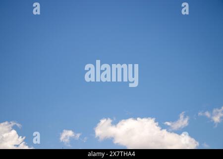 Bellissime nuvole a forma di cavolfiore nel cielo blu in una giornata di primavera assolata Foto Stock