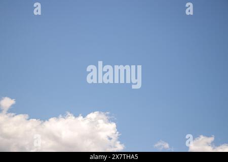 Bellissime nuvole a forma di cavolfiore nel cielo blu in una giornata di primavera assolata Foto Stock