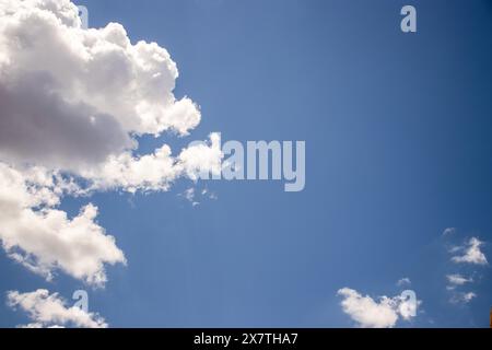 Bellissime nuvole a forma di cavolfiore nel cielo blu in una giornata di primavera assolata Foto Stock