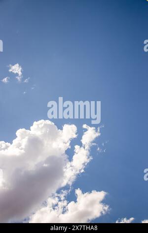 Bellissime nuvole a forma di cavolfiore nel cielo blu in una giornata di primavera assolata Foto Stock