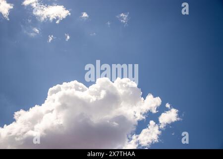 Bellissime nuvole a forma di cavolfiore nel cielo blu in una giornata di primavera assolata Foto Stock