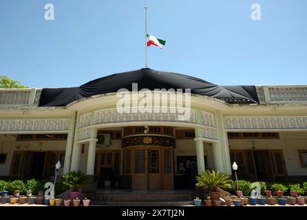 Bandiera nazionale dell'Iran che sventola a mezz'asta sul Centro culturale iraniano, si sta osservando una giornata di lutto in tutto il Pakistan per la morte del presidente iraniano Ebrahim Raisi e dei suoi compagni in un incidente d'elicottero, a Peshawar martedì 21 maggio 2024. Foto Stock