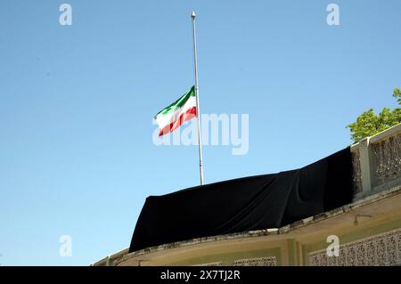 Bandiera nazionale dell'Iran che sventola a mezz'asta sul Centro culturale iraniano, si sta osservando una giornata di lutto in tutto il Pakistan per la morte del presidente iraniano Ebrahim Raisi e dei suoi compagni in un incidente d'elicottero, a Peshawar martedì 21 maggio 2024. Foto Stock