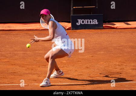 Roma, Italia. 13 maggio 2024. IgA Swiatek della Polonia in azione contro Angelique Kerber della Germania nel quarto round del giorno otto degli internazionali BNL D'Italia 2024 al foro Italico di Roma. IgA Swiatek ha battuto Angelique Kerber 7 6 - 5 3 Credit: SOPA Images Limited/Alamy Live News Foto Stock