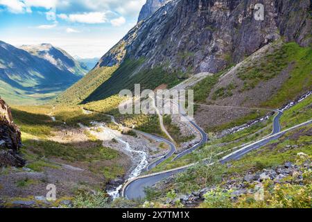 Trollstigen (Trolls Path) strada a serpentina nel comune di Rauma, più og contea di Romsdal, Norvegia, Scandinavia, è una popolare attrazione turistica conosciuta per Foto Stock