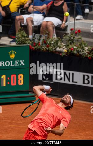 Roma, Italia. 13 maggio 2024. La Grecia Stefanos Tsitsipas gioca contro la Gran Bretagna Cameron Norrie durante la partita del terzo turno maschile del giorno otto degli internazionali BNL D'Italia 2024 al foro Italico di Roma. Cameron Norrie è fuori dagli Open d'Italia dopo che il greco Stefanos Tsitsipas ha raggiunto una 6-2 7-6 (7-1). Credito: SOPA Images Limited/Alamy Live News Foto Stock