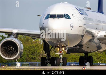 Flugzeug am Flughafen Francoforte, Fraport. REGISTRIERUNG: D-AIHY, LUFTHANSA, AIRBUS A340-600. // 01.05.2024: Francoforte sul meno, Assia, Germania *** Foto Stock