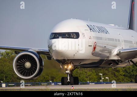 Flugzeug am Flughafen Francoforte, Fraport. REGISTRIERUNG: C-FITU, AIR CANADA, BOEING 777-333ER. // 01.05.2024: Francoforte sul meno, Assia, Germania * Foto Stock