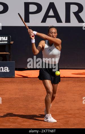 Roma, Italia. 13 maggio 2024. Qinwen Zheng della Cina in azione contro Naomi Osaka del Giappone nel quarto round del Day Eight degli internazionali BNL D'Italia 2024 al foro Italico di Roma. Qinwen Zheng ha battuto Naomi Osaka 6 6 - 2 4 (Credit Image: © Stefano Costantino/SOPA Images via ZUMA Press Wire) SOLO PER USO EDITORIALE! Non per USO commerciale! Foto Stock