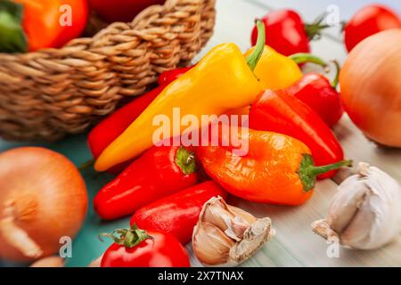 mix di peperoni su fondo in legno Foto Stock