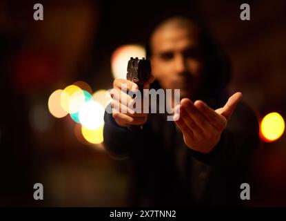Mani, rapina e ladro con pistola per sparare, crimine e violenza all'aperto in città sul bokeh di notte. Gangster, criminale e uomo che punta l'arma Foto Stock