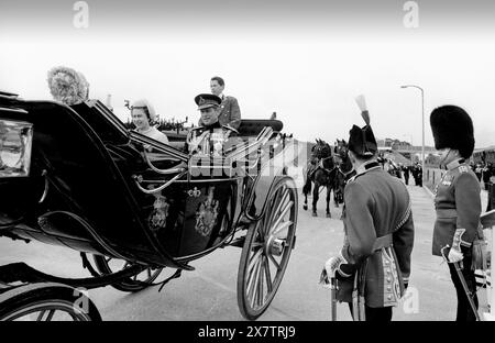 La regina Elisabetta e il principe Filippo a Caernarfon per l'investitura del principe di Galles il 1 luglio 1969. Foto di David Bagnall Foto Stock