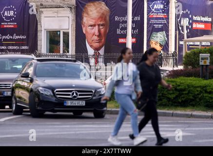 Bucarest, Romania. 21 maggio 2024: Una foto dell'ex presidente americano Donald Trump è su un grande striscione presso la sede del Partito Repubblicano rumeno. Crediti: Lucian Alecu/Alamy Live News Foto Stock