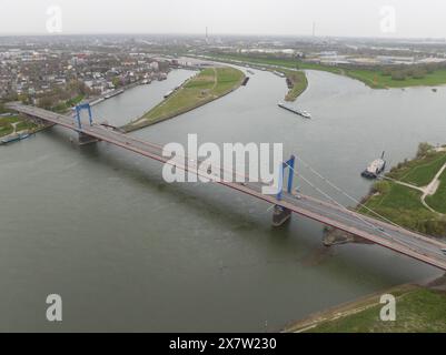 Il Friedrich-Ebert-Brucke è un ponte strallato per il traffico stradale sul Reno vicino alla città tedesca di Duisburg. Foto Stock