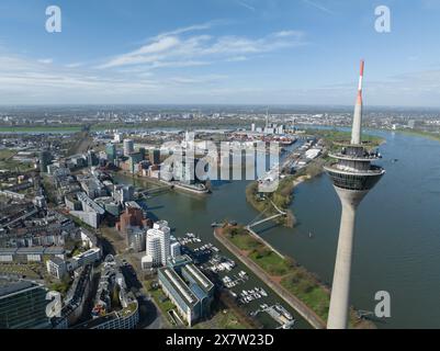 Vista aerea su Dusseldorf, torre della televisione, Rheinturm e porto dei media. Foto Stock