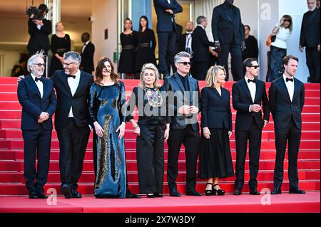 Cannes, Francia. 21 maggio 2024. Fabrice Luchini, Christophe Honore, chiara Mastroianni, Catherine Deneuve, Benjamin Biolay, Nicole Garcia, Melvil Poupaud e Hugh Skinner partecipano al tappeto rosso "Marcello mio" al 77° Festival annuale di Cannes al Palais des Festivals il 21 maggio 2024 a Cannes, Francia. Credito: Live Media Publishing Group/Alamy Live News Foto Stock