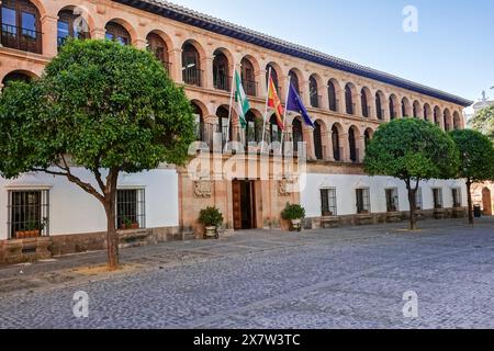 Il Municipio o Ayuntamiento in Plaza Duquesa de Parcent, a Ronda, Provincia di Malaga, Spagna. Il lungo edificio ad arco fu costruito nel 1734 come prigione militare e successivamente convertito in municipio e edificio amministrativo. Foto Stock