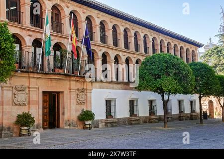 Il Municipio o Ayuntamiento in Plaza Duquesa de Parcent, a Ronda, Provincia di Malaga, Spagna. Il lungo edificio ad arco fu costruito nel 1734 come prigione militare e successivamente convertito in municipio e edificio amministrativo. Foto Stock