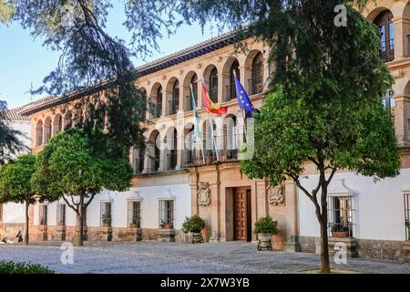 Il Municipio o Ayuntamiento in Plaza Duquesa de Parcent, a Ronda, Provincia di Malaga, Spagna. Il lungo edificio ad arco fu costruito nel 1734 come prigione militare e successivamente convertito in municipio e edificio amministrativo. Foto Stock