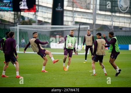 Granit Xhaka (a sinistra) del Bayer Leverkusen e compagni di squadra durante una sessione di allenamento all'Aviva Stadium di Dublino, in vista della finale di UEFA Europa League di mercoledì. Data foto: Martedì 21 maggio 2024. Foto Stock