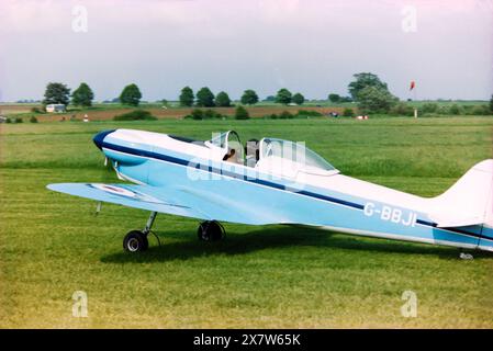 Isaacs Spitfire G-BBJI allo Shuttleworth Airshow nel 1981. L'Isaacs Spitfire è un velivolo sportivo monoposto costruito in casa creato da John O. Isaacs, un ex dipendente della Supermarine, come replica in scala 6/10 di un Supermarine Spitfire. La G-BBJI fu costruita nel 1975 e registrata a John O. Isaacs prima di essere trasferita a Raymond Tyler nel 1980 Foto Stock