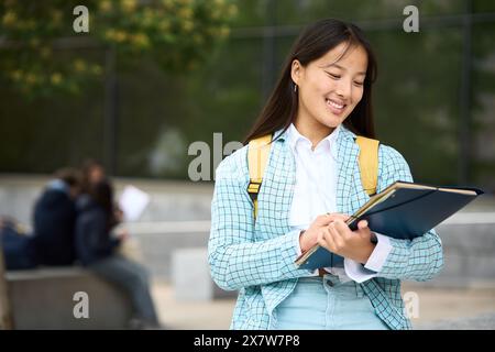 Studente cinese all'università del campus che indossa una giacca blu Foto Stock
