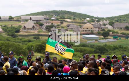 11 gennaio 2014 - una bandiera del Congresso Nazionale Africano vola in alto mentre i sostenitori bloccano la strada oltre la casa del presidente sudafricano Jacob Zuma a Nkandla. Foto di Rogan Ward / african.Pictures Foto Stock