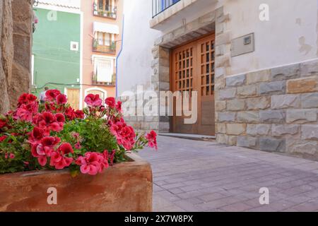 Vista sulla splendida e stretta via Villajoyosa con case multicolore. La Vila Joiosa - città costiera, Comunità Valenciana, Spagna, sul mar Mediterraneo Foto Stock