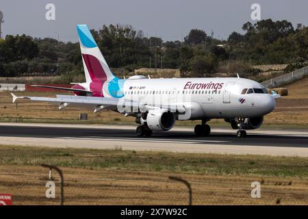 Eurowings Airbus A319-112 (REG: D-AKNV) in arrivo da Dusseldorf. Foto Stock