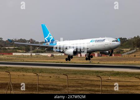 Air Transat Airbus A330-243 (REG: C-GUBT) in arrivo dal Canada per assistenza. Foto Stock