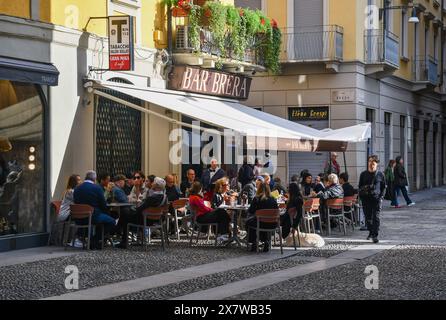 Bar Brera, un famoso caffè all'angolo tra via Brera e via Fiori chiari, con i suoi tavoli all'aperto affollati di gente in autunno, Milano, Italia Foto Stock