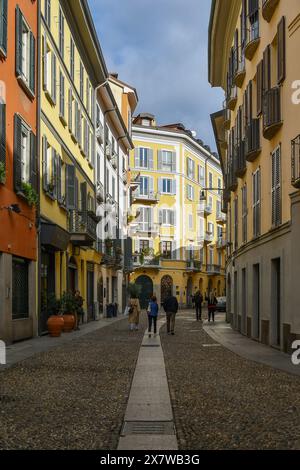 Via Madonnina, una delle strade lastricate più caratteristiche della città nel cuore del quartiere Brera, Milano, Lombardia, Italia Foto Stock