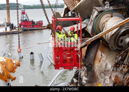 I Salvors con l'Unified Command lavorano per rimuovere un pezzo di 34.000lb del Key Bridge dalla prua del DALI M/V al fine di prepararlo per la riflottazione, il 15 maggio 2024, durante la risposta del Key Bridge 2024. La rimozione di detriti e rottami è in corso a sostegno di una priorità assoluta per aprire in modo sicuro ed efficiente il canale di Fort McHenry. SOLO PER USO EDITORIALE! Non per USO commerciale! Foto Stock