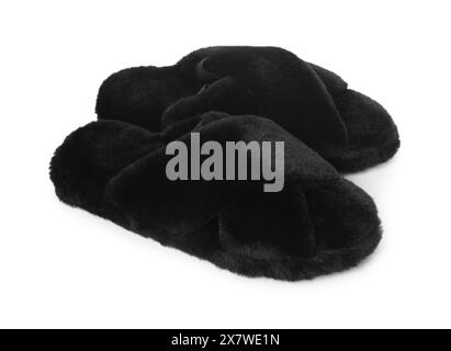 Paio di pantofole morbide nere isolate su bianco Foto Stock