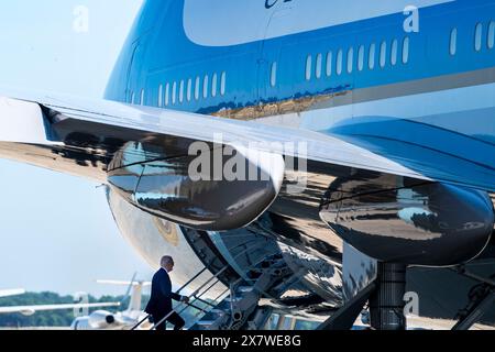 Prince Georges County, Stati Uniti. 21 maggio 2024. Il presidente Joe Biden sale a bordo dell'Air Force One in rotta per Boston, Massachusetts presso la Joint base Andrews, Maryland, martedì 21 maggio 2024. Foto di Bonnie Cash/Pool/Sipa USA credito: SIPA USA/Alamy Live News Foto Stock