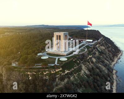 Canakkale, Turchia - 19 marzo 2024: Foto aerea dello storico Memoriale dei Martiri situato sulla penisola di Gallipoli a Canakkale, che mostra il monume Foto Stock