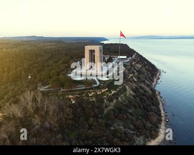 Canakkale, Turchia - 19 marzo 2024: Foto aerea dello storico Memoriale dei Martiri situato sulla penisola di Gallipoli a Canakkale, che mostra il monume Foto Stock