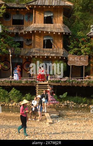 Turista vestito con abbigliamento tradizionale Hilltribe, villaggio di Cat Cat Cat, Sapa, Lao Cai, Vietnam. Foto Stock