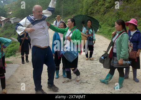 Un tizio caucasico viene molestato da donne locali per comprare souvenir, Cat Cat Village, Sapa, Lao Cai, Vietnam. Foto Stock