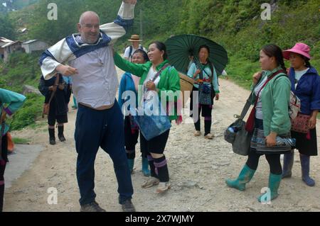 Un tizio caucasico viene molestato da donne locali per comprare souvenir, Cat Cat Village, Sapa, Lao Cai, Vietnam. Foto Stock