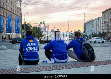 Gli uruguaiani nella città di Mosca guardano il tramonto dopo la partita della Coppa del mondo di Russia 2018. Indossano t-shirt della squadra di calcio Piriápolis Foto Stock