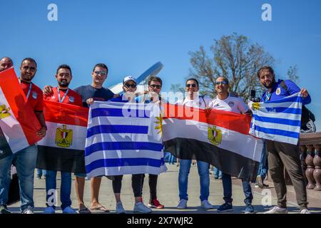 Gruppo di tifosi dell'Uruguay e dell'Egitto che festeggiano il FIFA fan Fest di Mosca in occasione della Coppa del mondo 2018 Foto Stock