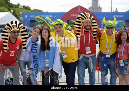 Gruppo di tifosi Egitto, Argentina, Brasile e Giappone al FIFA fan Fest di Mosca in occasione della Coppa del mondo di Russia 2018 Foto Stock